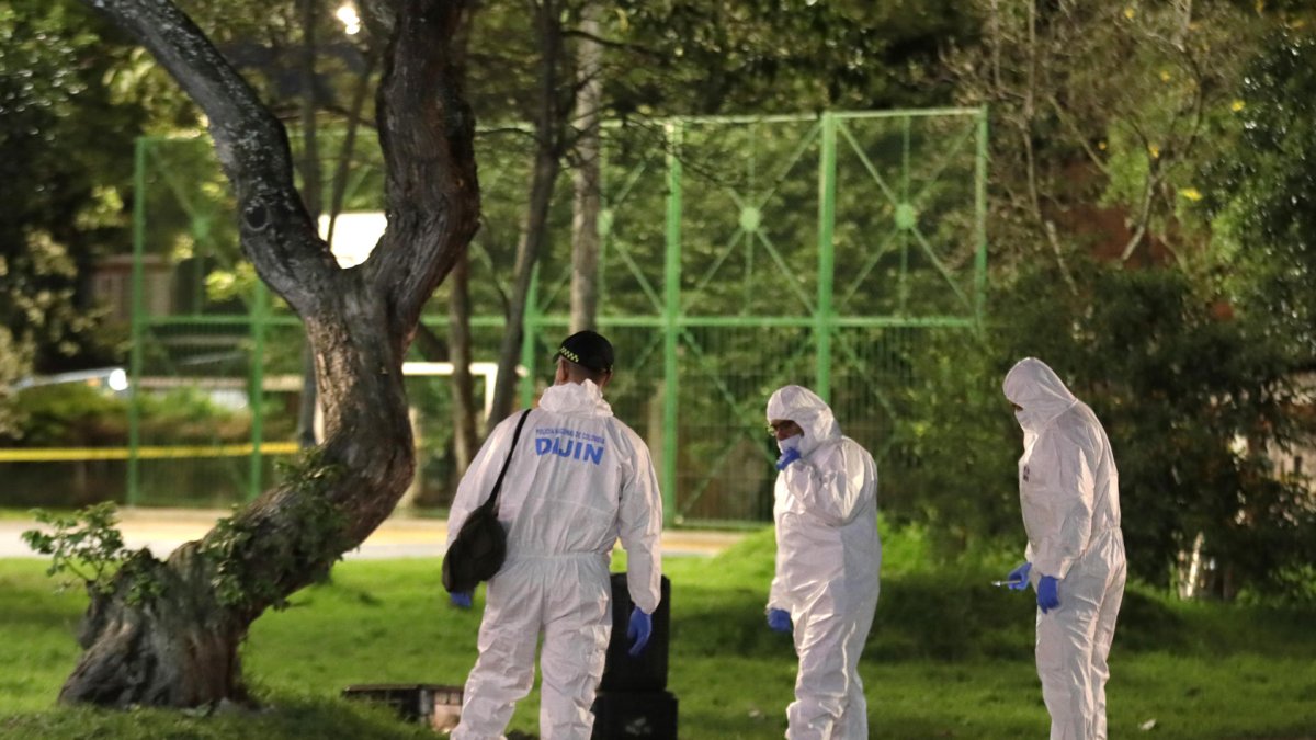 Integrantes de la Dirección de Investigación Criminal e Interpol (DIJIN) llegan a la zona donde se presentó el atentado contra el senador Miguel Uribe Turbay, en Bogotá (Colombia).