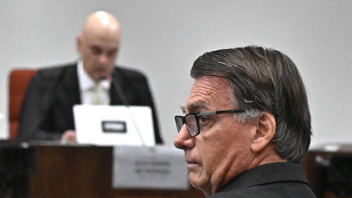 El expresidente de Brasil Jair Bolsonaro (d), en Brasilia (Brasil).