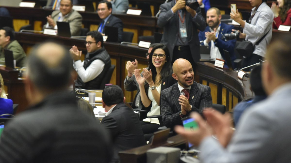 Asambleístas aplauden la aprobación de la Ley de Inteligencia en Ecuador.