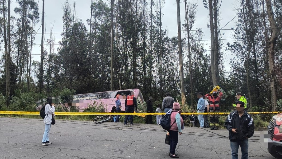 El bus se chocó contra un poste de la avenida Simón Bolívar y se volcó a un costado de la vía, a la altura de la curva de Santa Rosa.