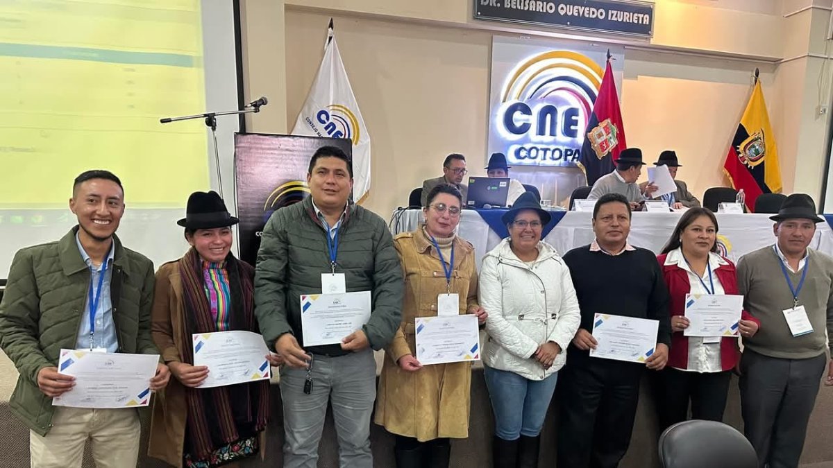 La prefecta de Cotopaxi, Lourdes Tibán, llego a las oficinas del CNE Cotopaxi para felicitar a los consejeros
