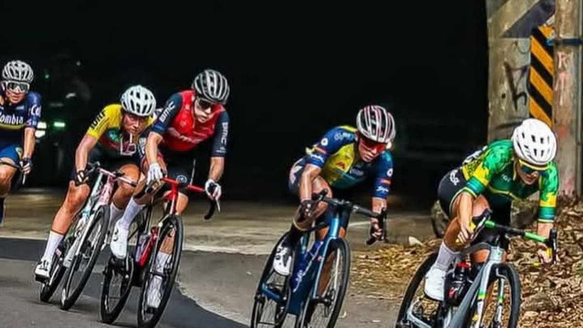 La ciclista Miryam Núñez (segunda desde la derecha) es una de las favoritas para ganar la Vuelta a Colombia.