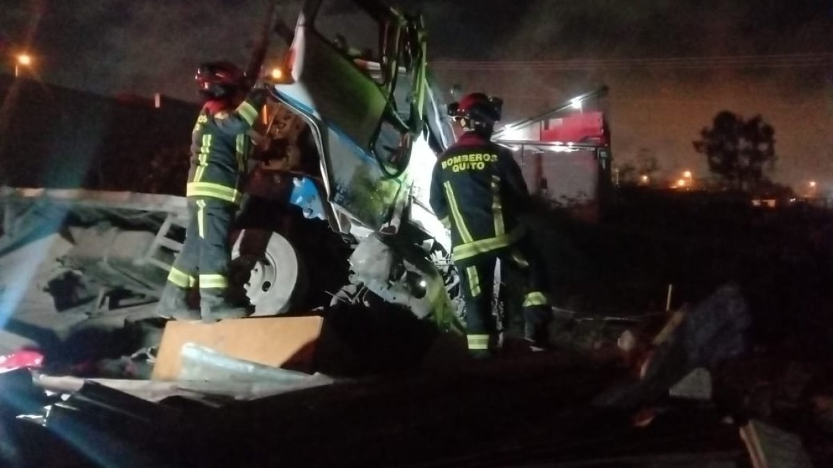 Camión causa aparatoso siniestro vial en el norte de Quito: seis heridos y una vivienda destruida.