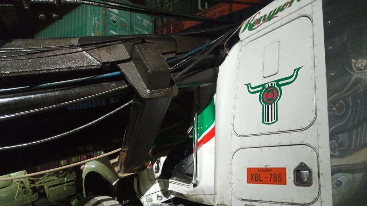 El brazo de grúa sobre el cabezal de la plataforma. El accidente ocurrió en el interior de un puerto de Guayaquil.