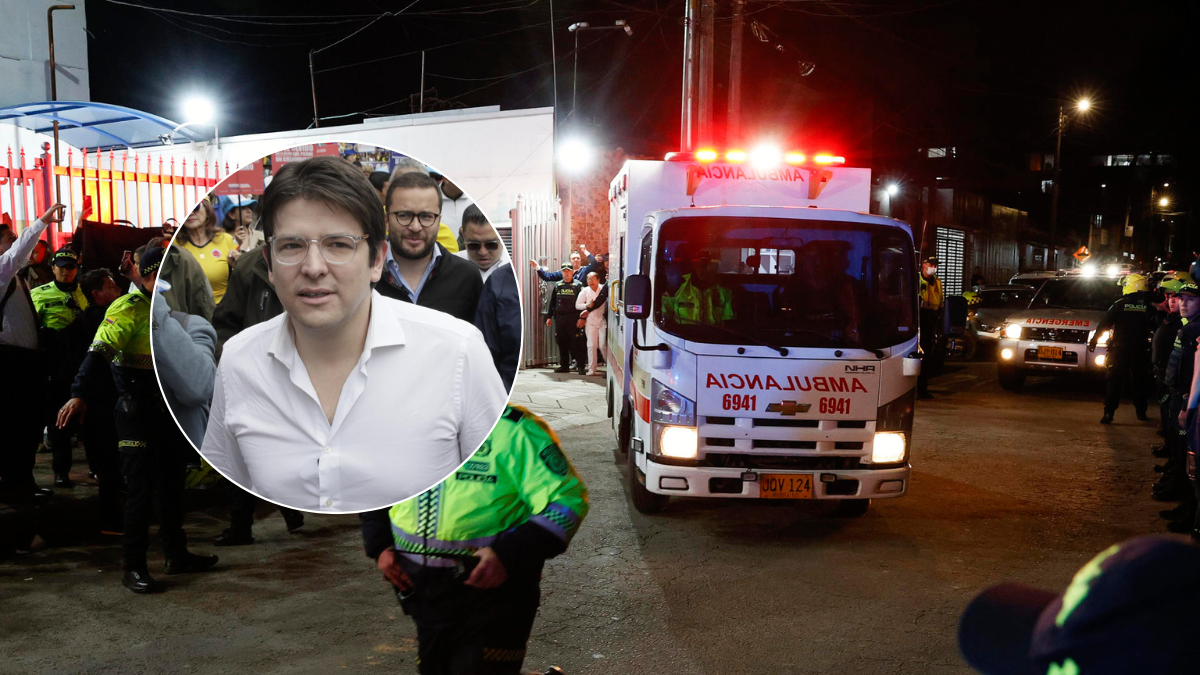 Policías custodian la ambulancia en la que es trasladado el senador Miguel Uribe Turbay, este sábado, en Bogotá (Colombia).