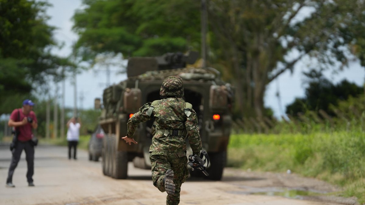 Un integrante de las Fuerzas Armadas en el municipio de Jamundí (Colombia).