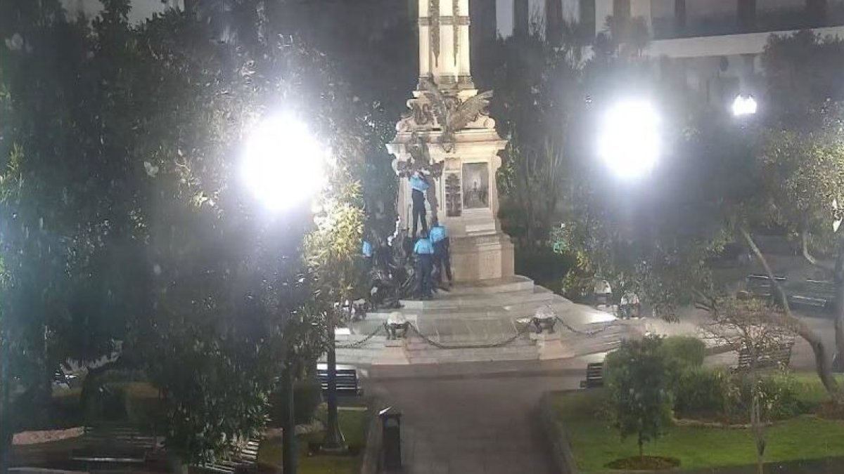 El hombre intentó sustraer piezas del Monumento a la Independencia.