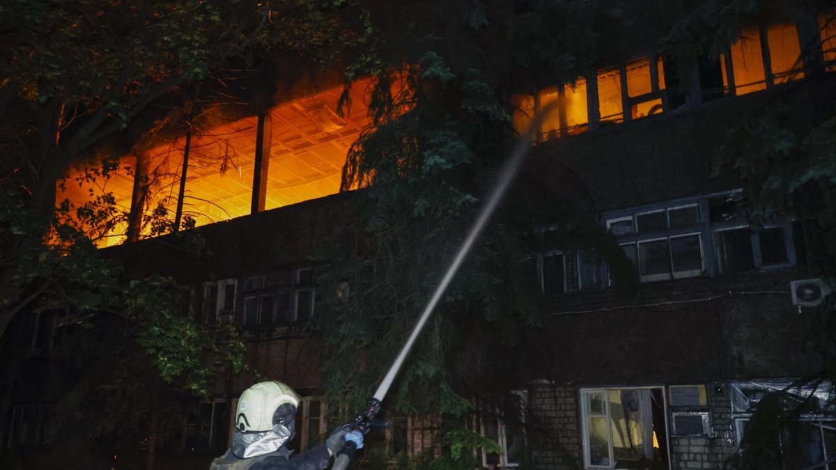 Los bomberos trabajan en el lugar de un ataque con drones en Járkov, en el noreste de Ucrania, el 11 de junio de 2025.
