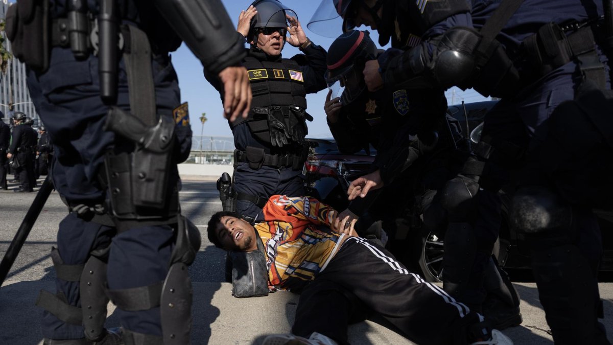 Un manifestante es arrestado durante las protestas provocadas por las redadas migratorias en Los Ángeles, California, EE. UU.