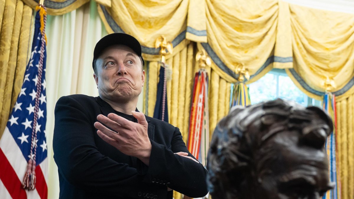 Elon Musk reacciona durante una conferencia de prensa con el presidente estadounidense Trump en la Oficina Oval de la Casa Blanca en Washington, DC, EE. UU.