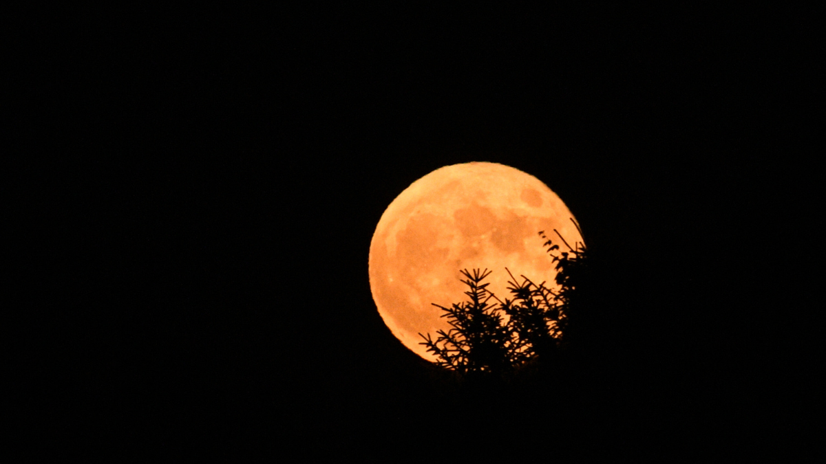 La Luna de Fresa podrá observarse en todo Ecuador la noche del 11 de junio, si el clima lo permite.