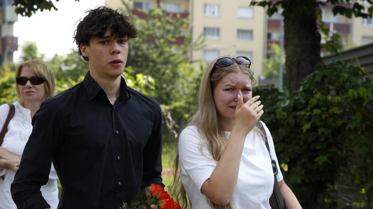 Estudiantes llegan para rendir homenaje a las víctimas del tiroteo escolar en Graz, Austria, el 11 de junio de 2025.
