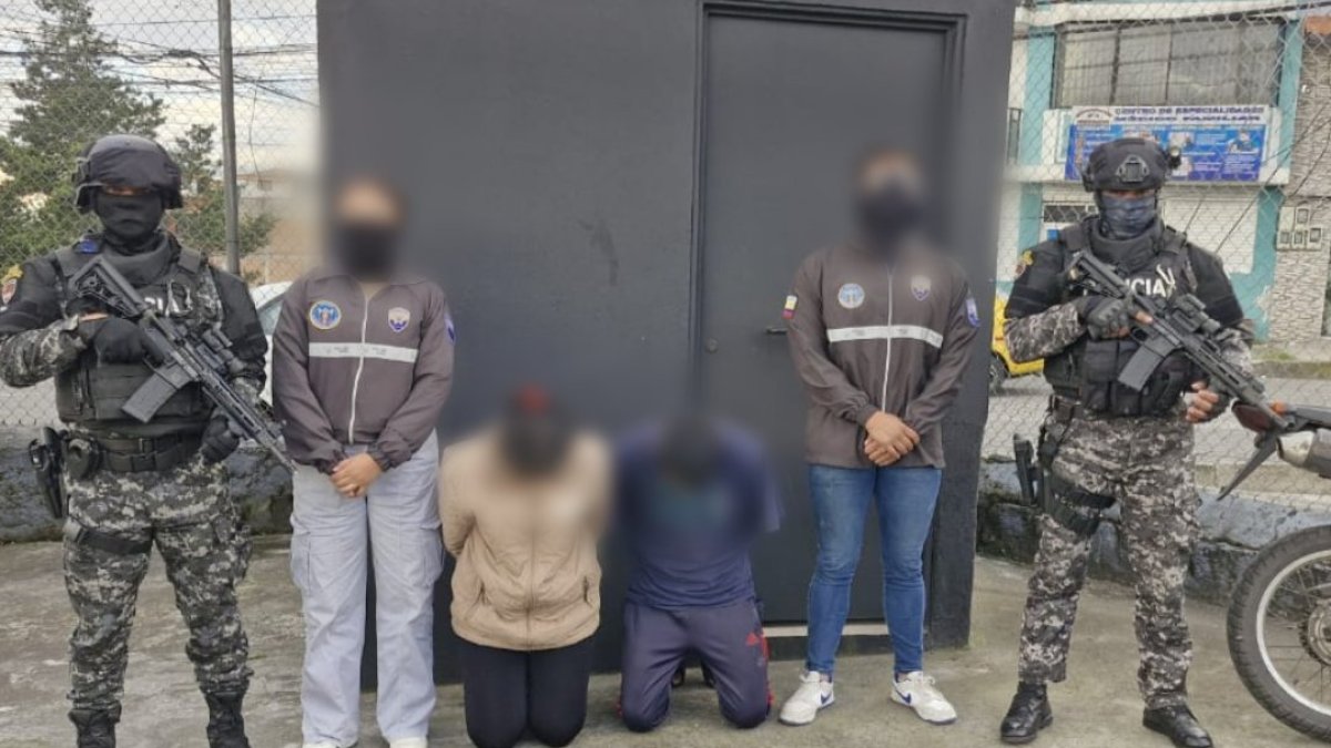 Detienen a dos miembros de Los Lobos por extorsiones en El Oro desde Quito.
