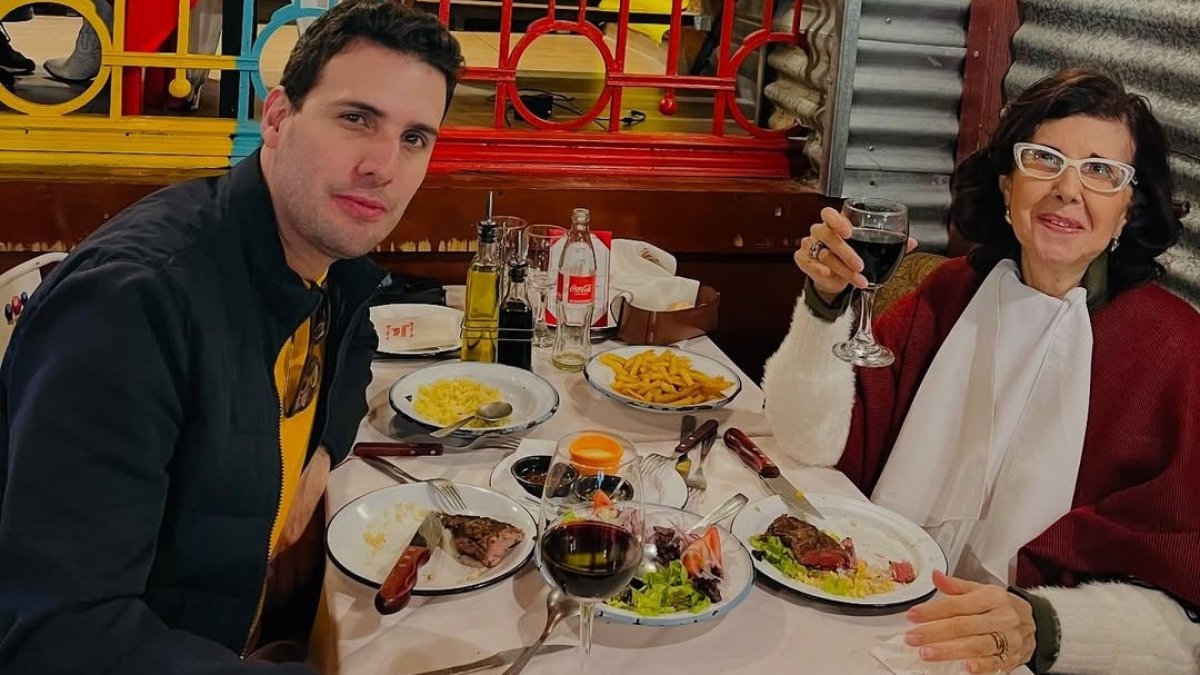 Juan Carlos Aizprúa con su mamá en Buenos Aires.