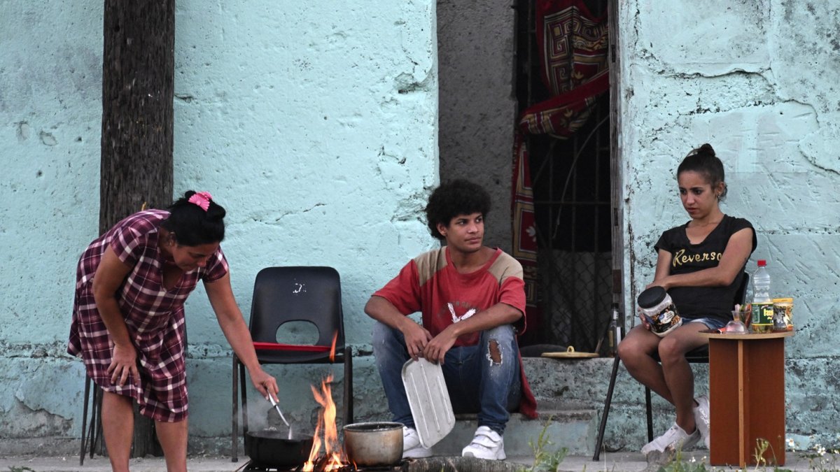 Una familia en La Habana prepara sus alimentos con madera recogida.