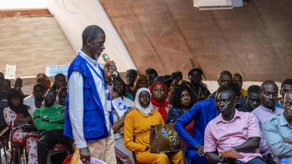 Senegaleses seleccionados para un programa de migración circular a España asisten a una sesión informativa del personal de la OIM en Dakar, Senegal, el 27 de mayo de 2025
