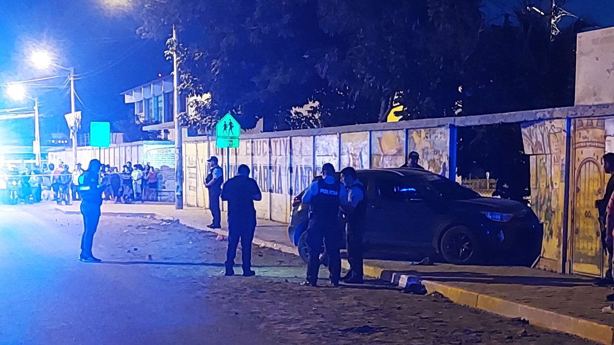 Carro donde iban las víctimas se estrelló contra la pared de la unidad educativa en La Libertad, provincia de Santa Elena.