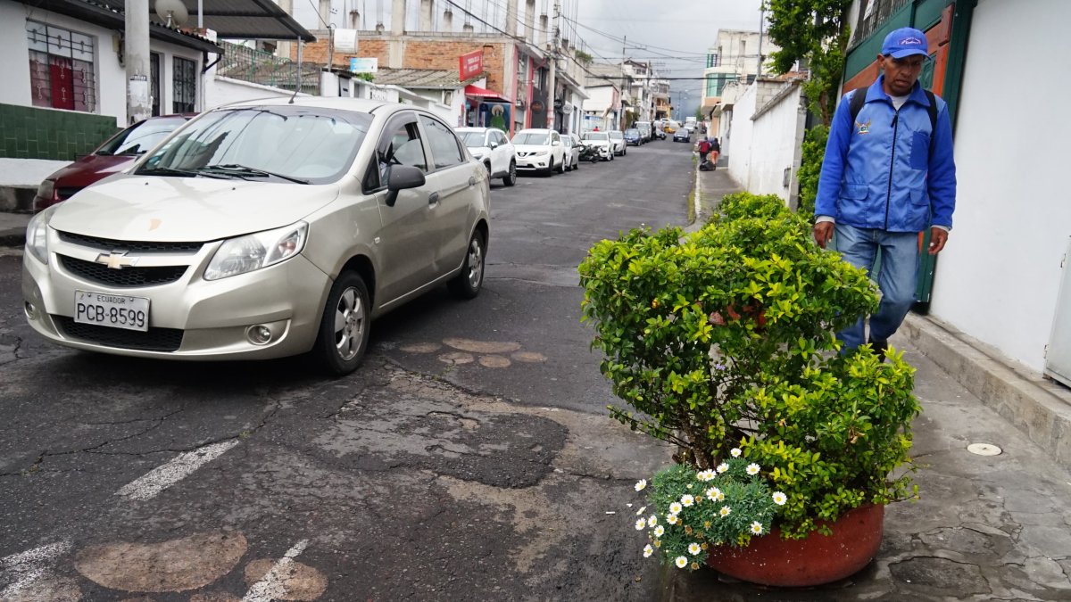 Moradores del centro de Tumbaco afirman que los autos se quedan durante varias horas en las vías.