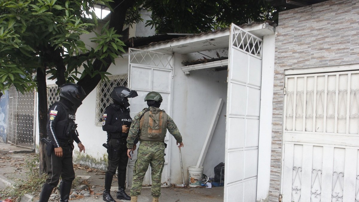 Intervención. En un inmueble de Las Orquídeas, en el norte de Guayaquil, policías y militares encontraron ayer un arsenal de material explosivo.