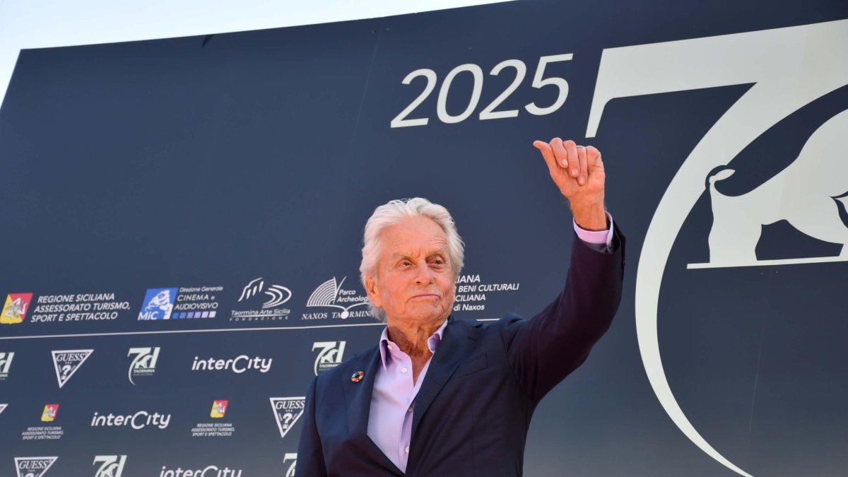El actor y productor estadounidense Michael Douglas en su llegada a la gala 71 del Festival de Cine Taormina en Italia.