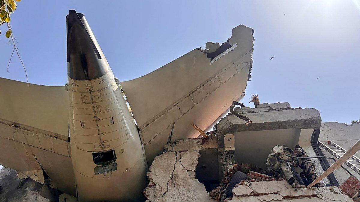 La parte trasera de un avión de Air India después de que se estrellara en una zona residencial cerca del aeropuerto de Ahmedabad.