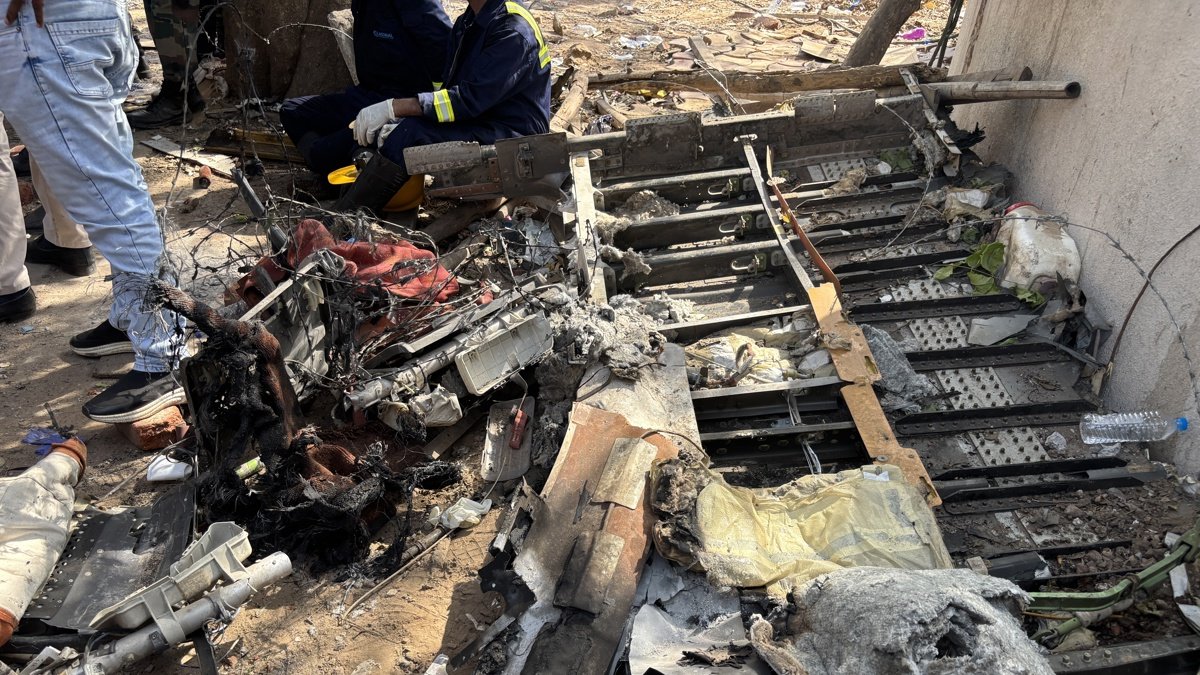 Los restos del avión siniestrado en la India.