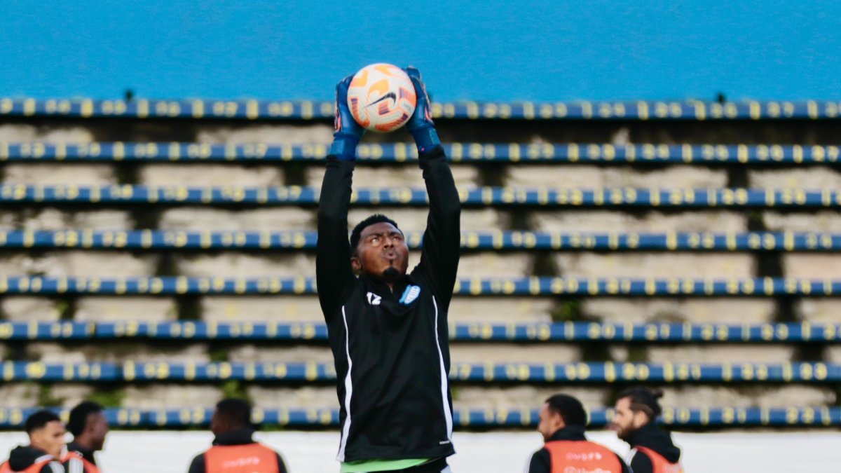 Pedro Ortiz, portero del Emelec, realiza un calentamiento en el estadio Olímpico Atahualp de Quito.