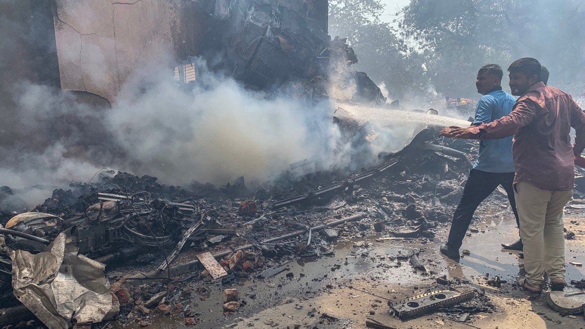 Los bomberos trabajan en el lugar donde se estrelló el vuelo 171 de Air India en una zona residencial cerca del aeropuerto de Ahmedabad, este jueves 12 de junio de 2025.