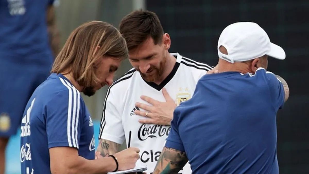 Sebastián Beccace (i) habría dado indicaciones a Lionel Messi y no fueron bien tomadas en la selección de Argentina