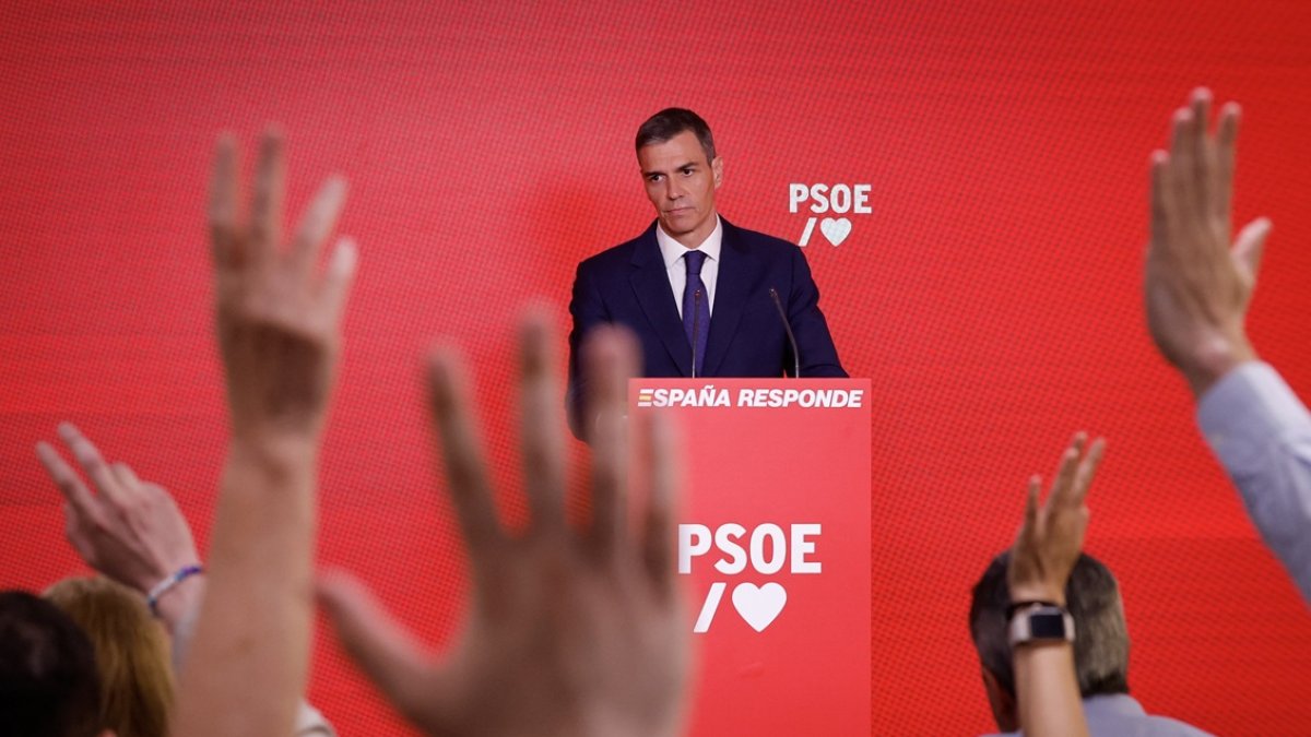 El primer ministro de España y líder del gobernante Partido Socialista Obrero Español (PSOE), Pedro Sánchez, responde preguntas de los periodistas, el 12 de junio de 2025.