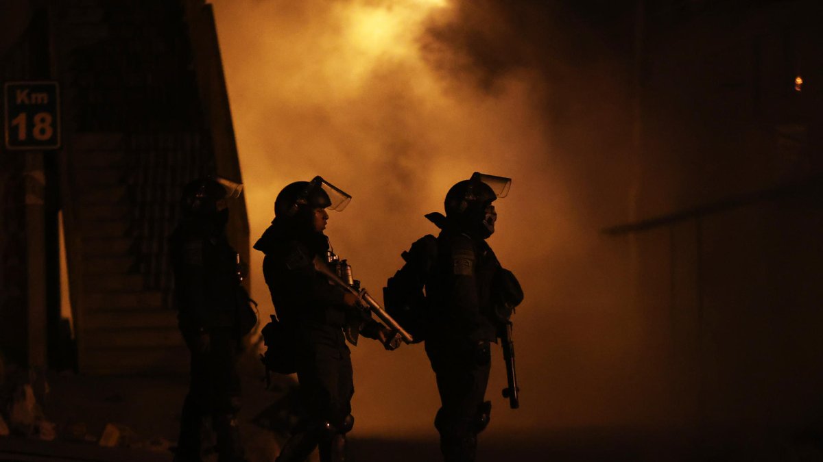 Integrantes de la Policía Boliviana y simpatizantes del expresidente Evo Morales se enfrentan durante una protesta, en Vinto (Bolivia).