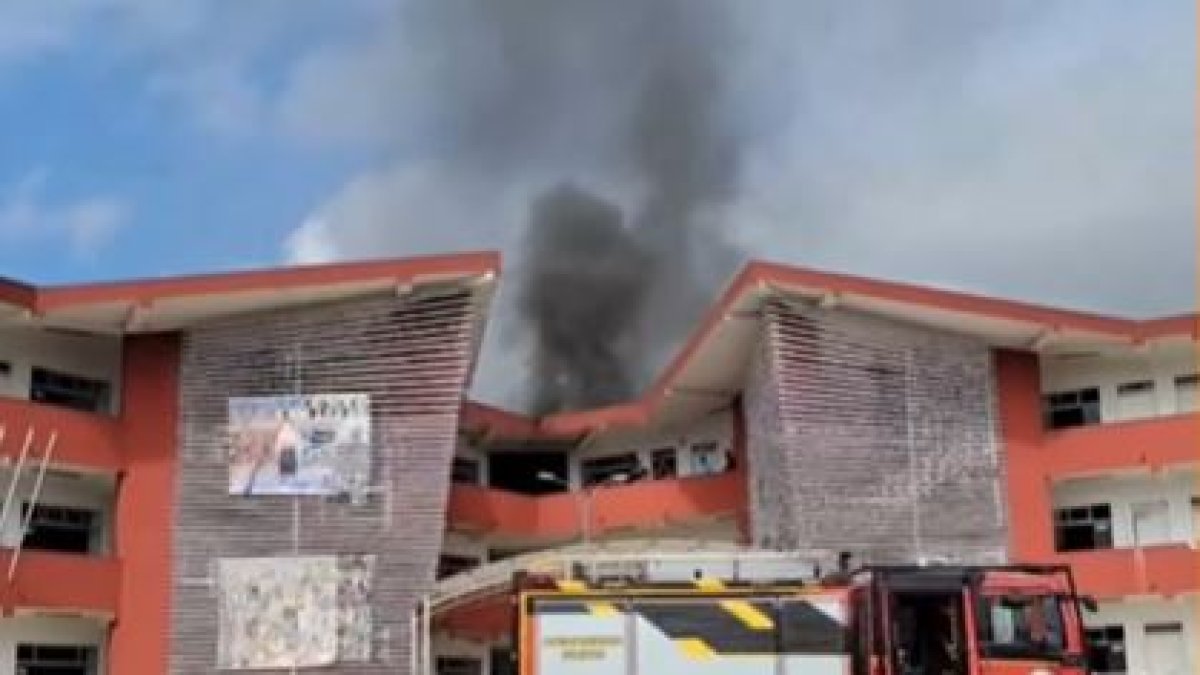 Incendio en el Colegio María Angélica Idrobo de Quito fue controlado por el Cuerpo de Bomberos.