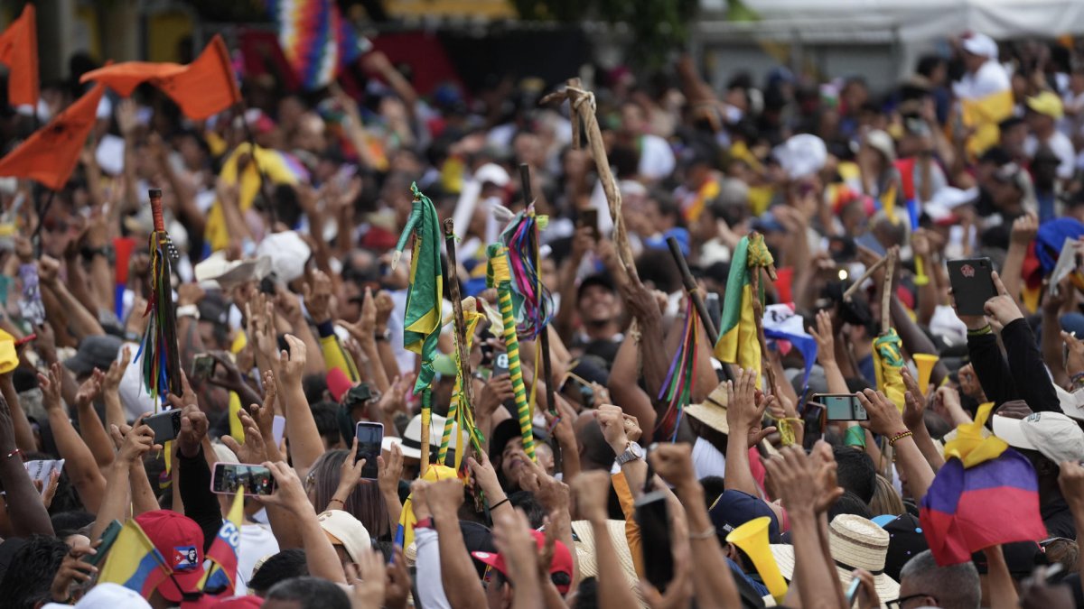 Marcha en apoyo a la consulta popular este miércoles, en la plaza de San Francisco en Cali (Colombia).