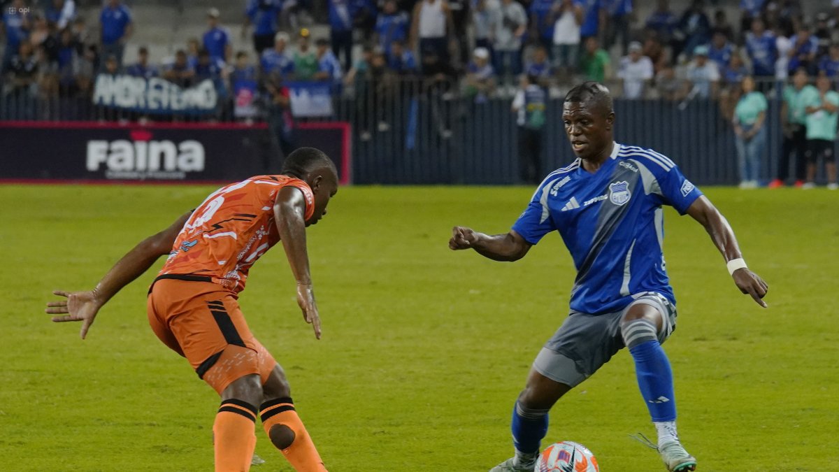 El volante Josué Palma (d) sumó minutos en la Explosión Azul del pasado sábado 7 de junio.