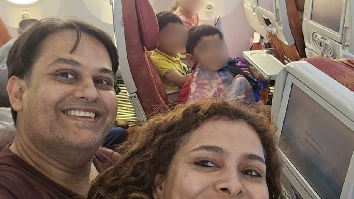 La familia Joshi-Vyas sonríe en su última fotografía minutos antes del despegue del vuelo AI171 de Air India.