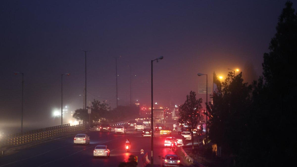 El humo se eleva desde un incendio tras un ataque israelí en Teherán, Irán.