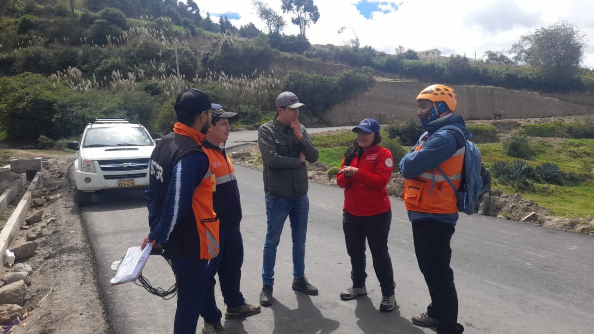 Organismos de primera respuesta junto a la comunidad recorrieron el lugar donde se registra la fractura del suelo.