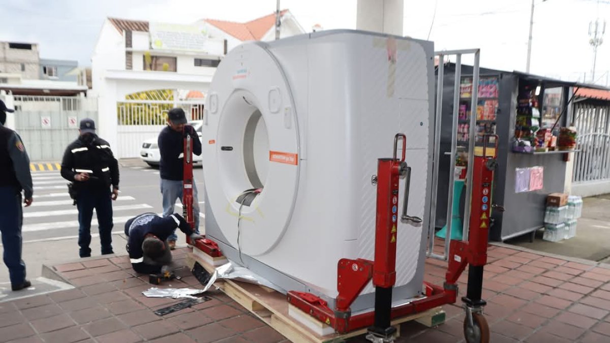 El tomógrafo fue instalado en el hospital del IESS, en presencia de las autoridades.