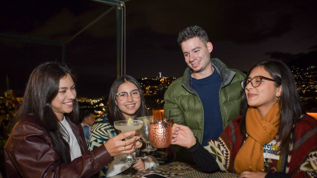 La calle Antepara en San Blas es el lugar perfecto para disfrutar entre amigos y con a vista perfecta del Centro Histórico.