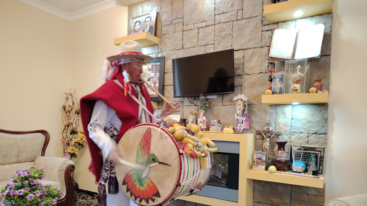 Cada año Gustavo Segovia se equipa con su tradicional atuendo, al que acompaña con una flauta de madera y su tambor de más de tres décadas.