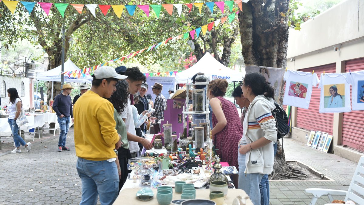 La Mariscal se activa cada domingo con feria de emprendimientos, artistas y muchos atractivos.