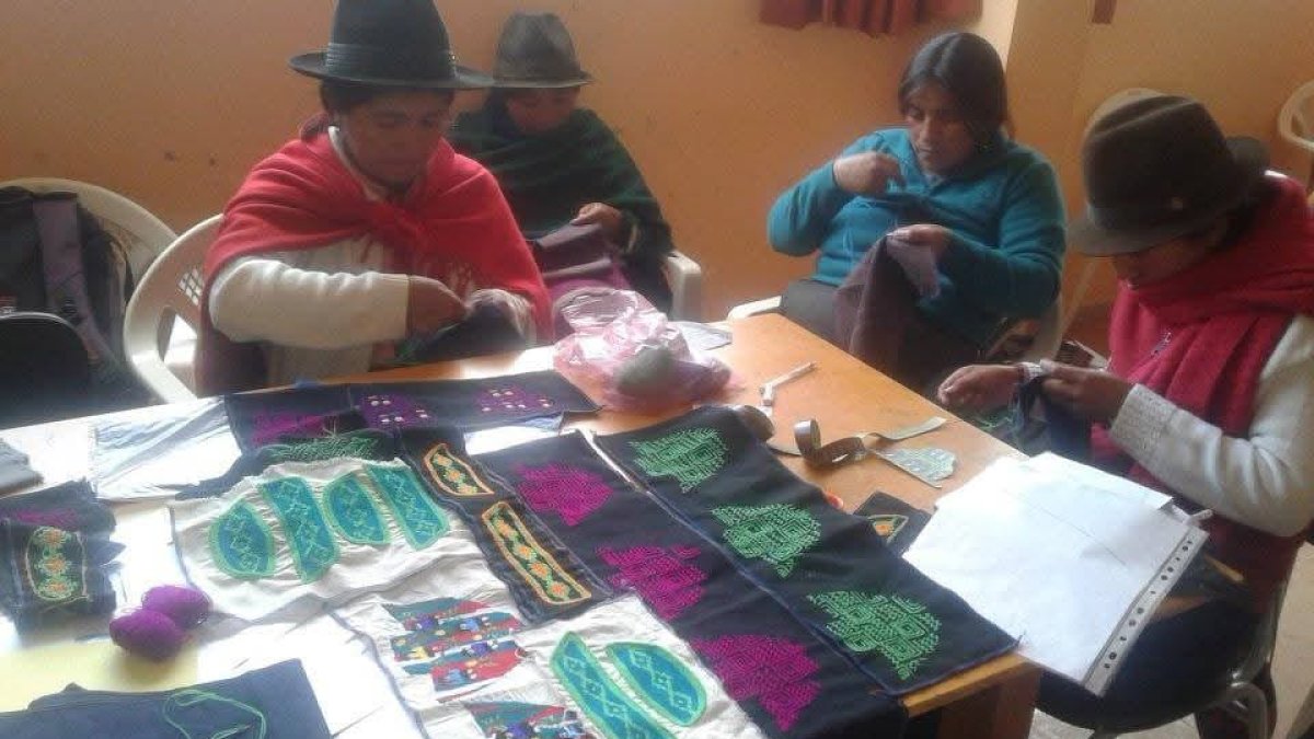 Las mujeres de Simiatug bordan con lanas de borregos que ellas mismas crían.