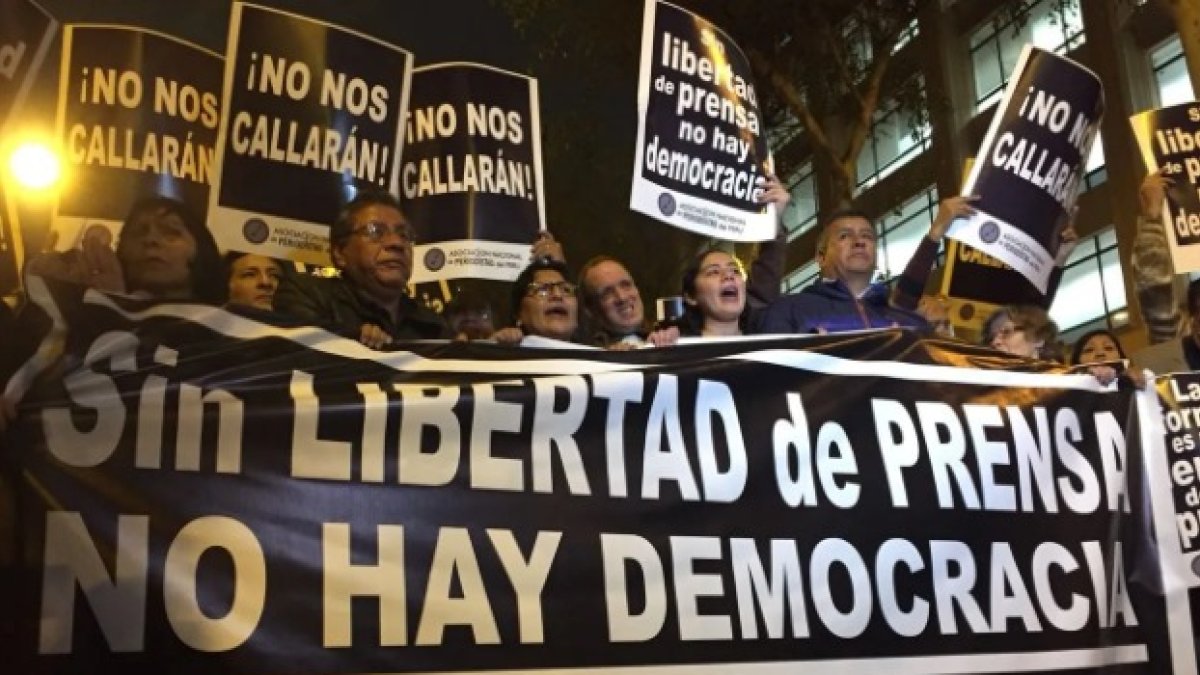 Los periodistas peruanos reclaman por mejores condiciones para el oficio.