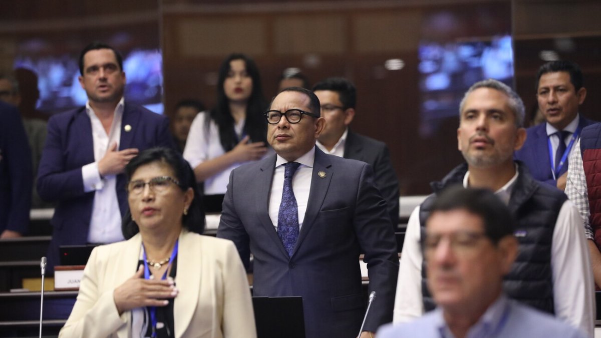 Ronal González (centro) fue sancionado por usar un megáfono en el hall de la Asamblea.