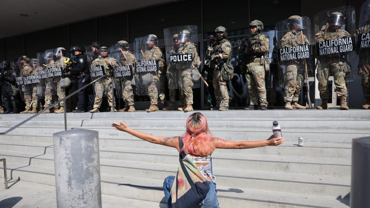 Una manifestante increpa a miembros de la Guardia Nacional de California, frente al edificio federal Edward R. Roybal, en Los Ángeles (CA, EE.UU.).