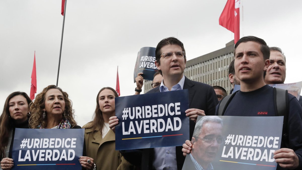 El senador y precandidato presidencial colombiano, Miguel Uribe Turbay, fue atacado por un sicario el 7 de junio de 2025 en Bogotá.
