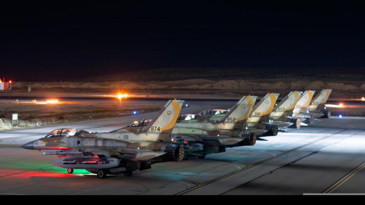 Fotografía cedida por las Fuerzas de Defensa de Israel donde se observan los aviones usados en los ataques del Ejército israelí contra Irán este viernes, en Jerusalén.