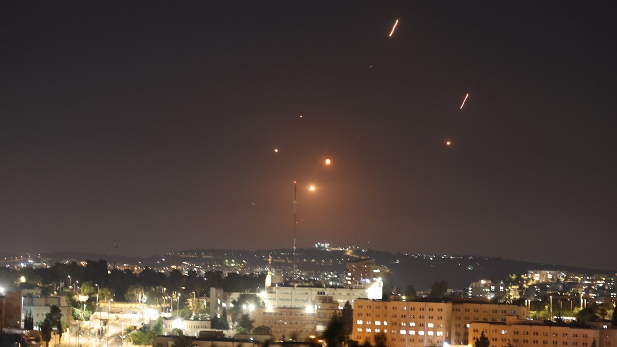 El ejército israelí ha identificado misiles lanzados desde Irán hacia territorio israelí, como respuesta a los bombardeos israelíes de toda la jornada.