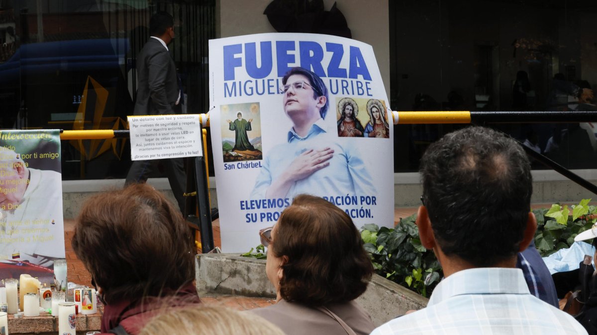 Personas rezan frente a la clínica Fundación Santa Fe por la recuperación del senador y precandidato presidencial colombiano Miguel Uribe Turbay, en Bogotá (Colombia).