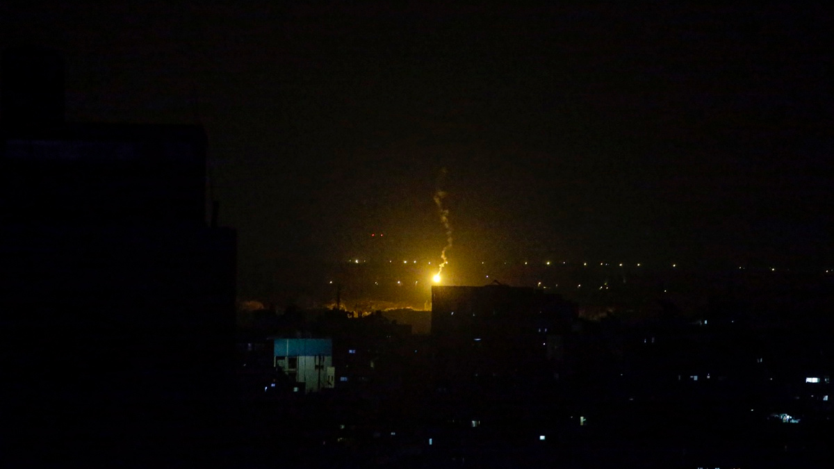 Misiles iraníes pasan por el espacio aéreo de la Franja de Gaza antes de alcanzar objetivos dentro de Israel, el 13 de junio de 2025.